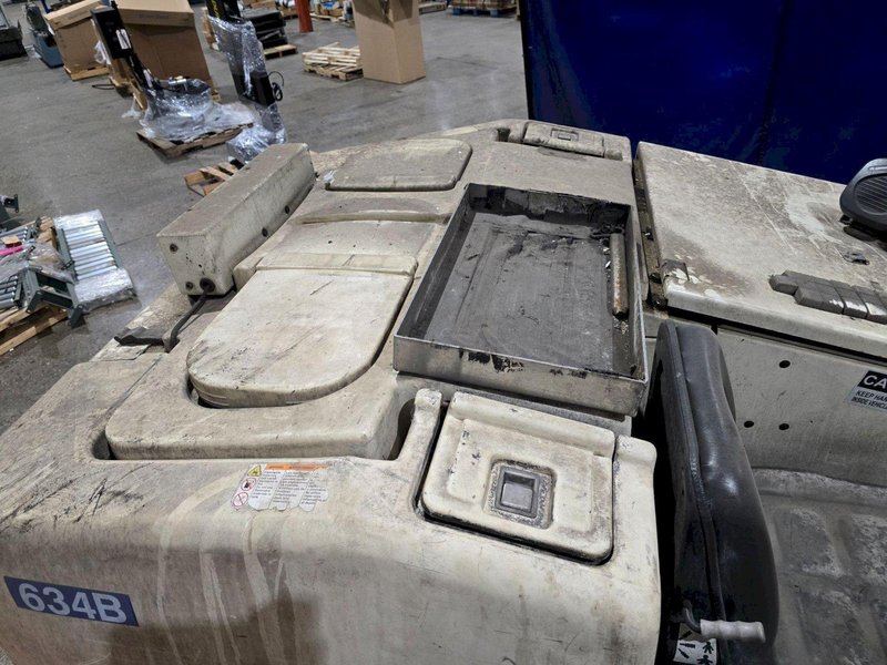 TENNANT 7400 LP FLOOR SCRUBBER USED NEEDS NEW BATTERY