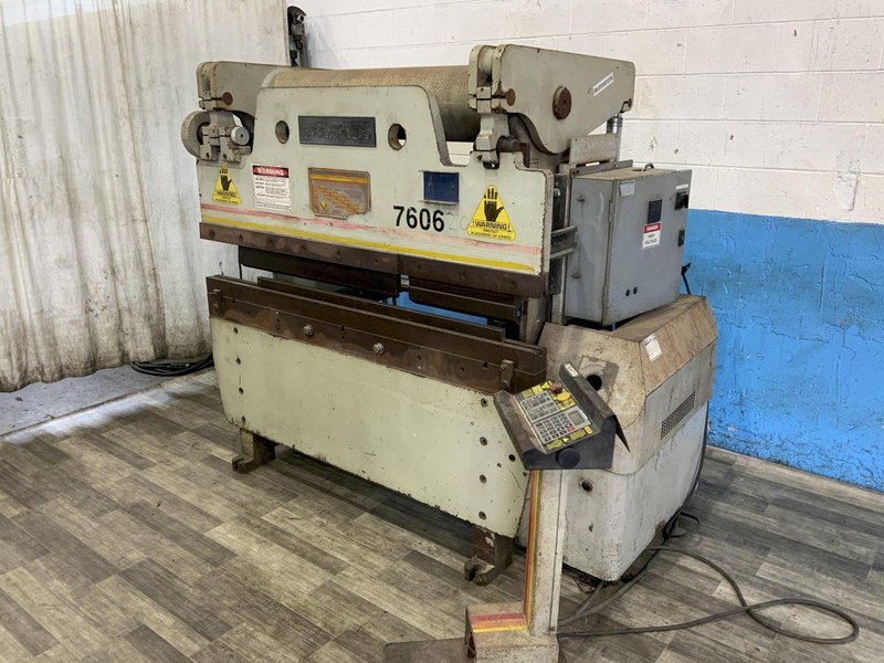 60 TON X 6' ACCURPRESS MODEL #7606 HYDAULIC PRESS BRAKE : STOCK #81068