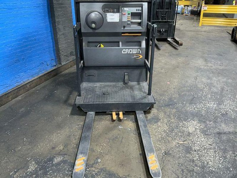 Crown 3000 Lbs Electric Order Picker - Sp3520-30