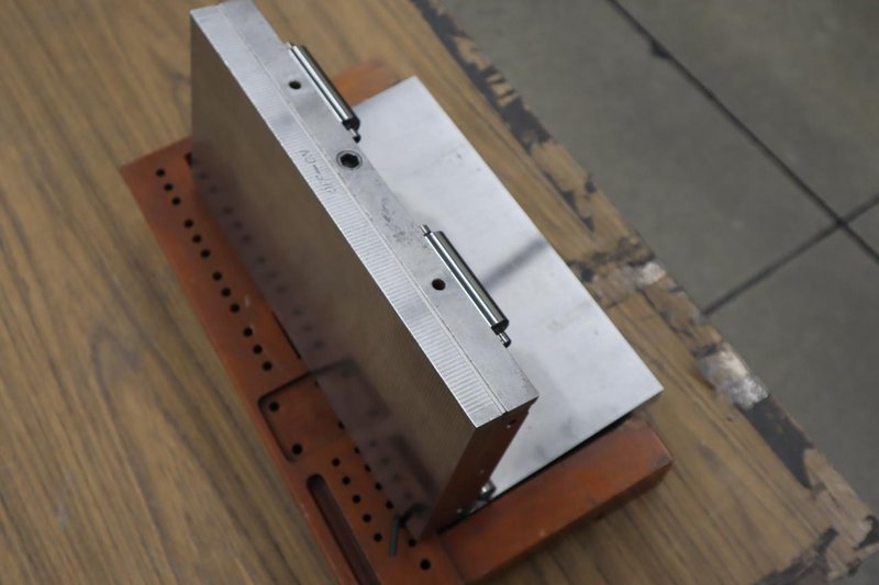 Hermann Schmidt 6" x 12' Magnetic Sine Chuck, Single Tilt, Fine Pole- Auction Item