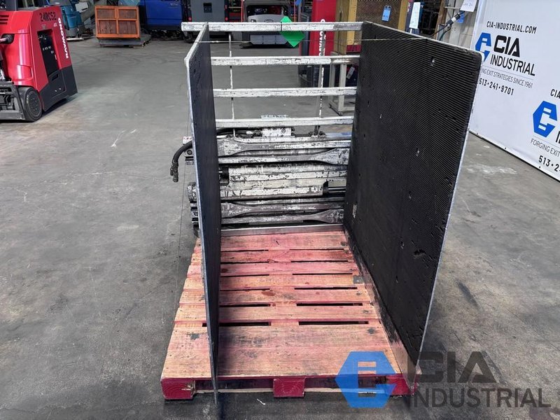 2,500 LB. CASCADE MODEL 25D-CCS-35QR4 HYDRAULIC CARTON CLAMP