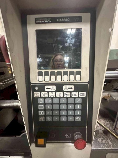 165 Ton, 13oz Cincinnati VSX 55 – 4.44 OZ Injection Moulding Machine, 17.9″ X 16.73″