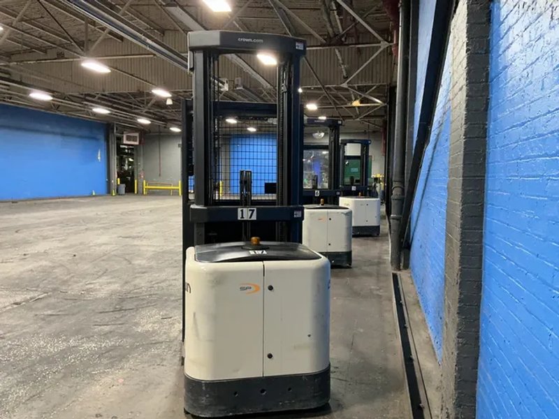 Crown 3000 Lbs Electric Order Picker - Sp3520-30