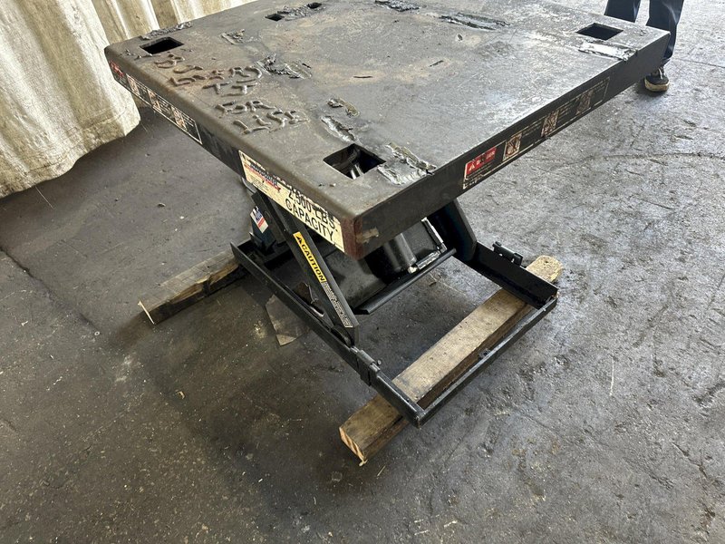 2500 LBS AUTOQUIP HYDRAULIC SCISSOR LIFT TABLE: STOCK #77708