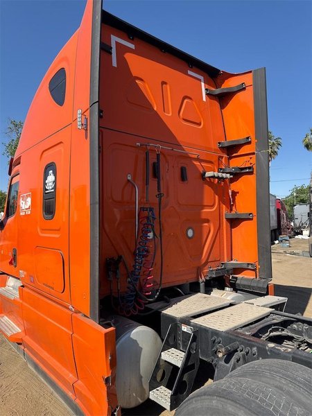 2021 Freightliner Cascadia 1FUJHHDR2MLMJ2180