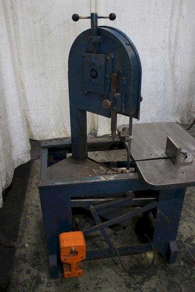 8-3/4" X 8-1/2" ROLL-IN VERTICAL BANDSAW: STOCK #76351