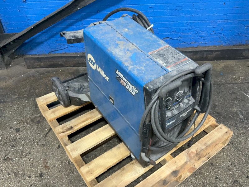 Miller  200 A Welder  - Millermatic 252