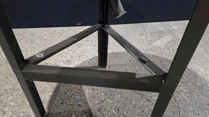 STEEL WELDING TABLE WITH VISE