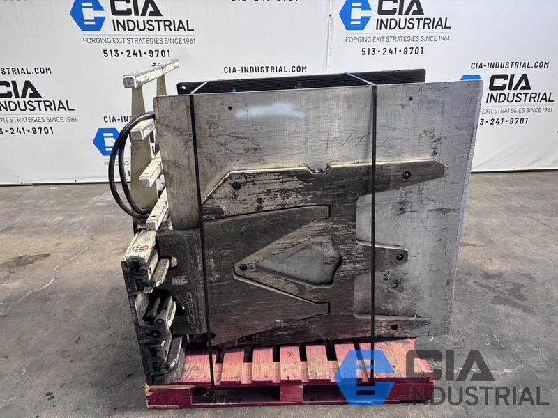 2,500 LB. CASCADE MODEL 25D-CCB-145 HYDRAULIC CARTON CLAMP