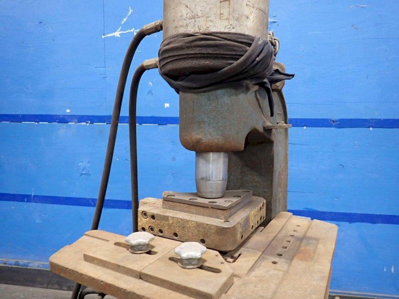 50 TON WA WHITNEY PORTABLE SINGLE END PUNCH: STOCK #79003
