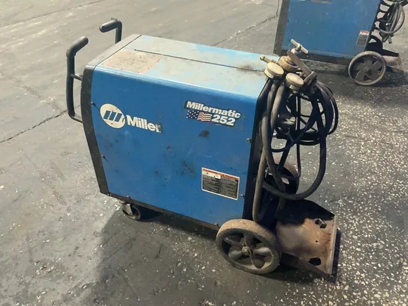 Miller 200 Amp Welder - Millermatic 252