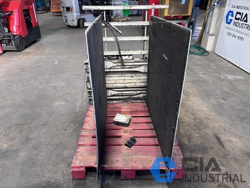 2,500 LB. CASCADE MODEL 25D-CCB-145 HYDRAULIC CARTON CLAMP