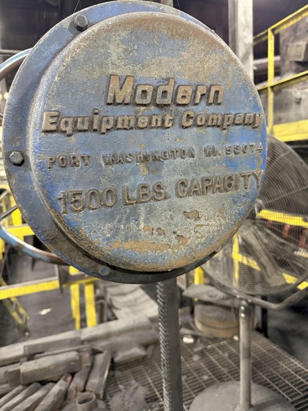 Modern 1500# pouring devise