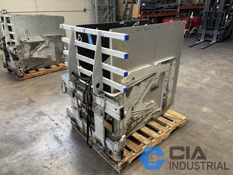 2022 - 2,640 LB. CASCADE MODEL 14J-CCS-2A-0074 HYDRAULIC CARTON CLAMP ATTACHMENT