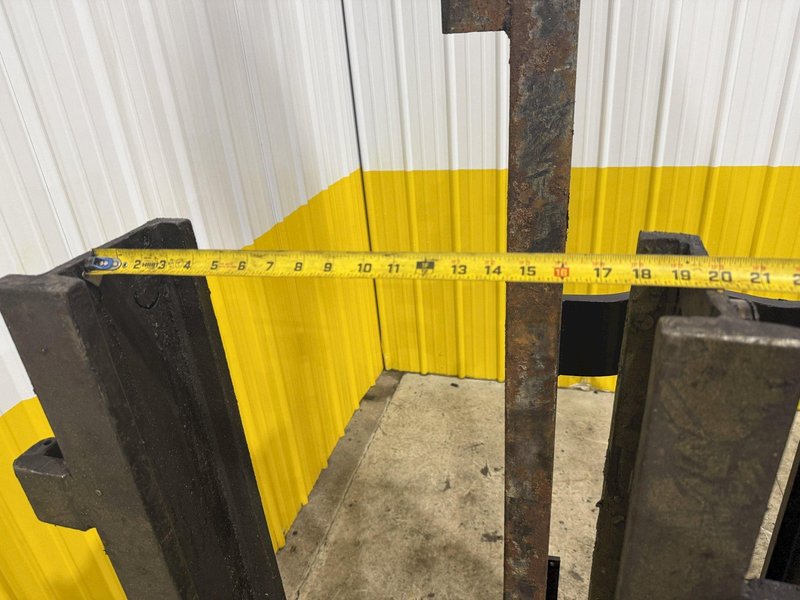 30,000 LBS SUPERIOR FAB MODEL #98-105-617 FORKLIFT MAST: YOBRO #23993