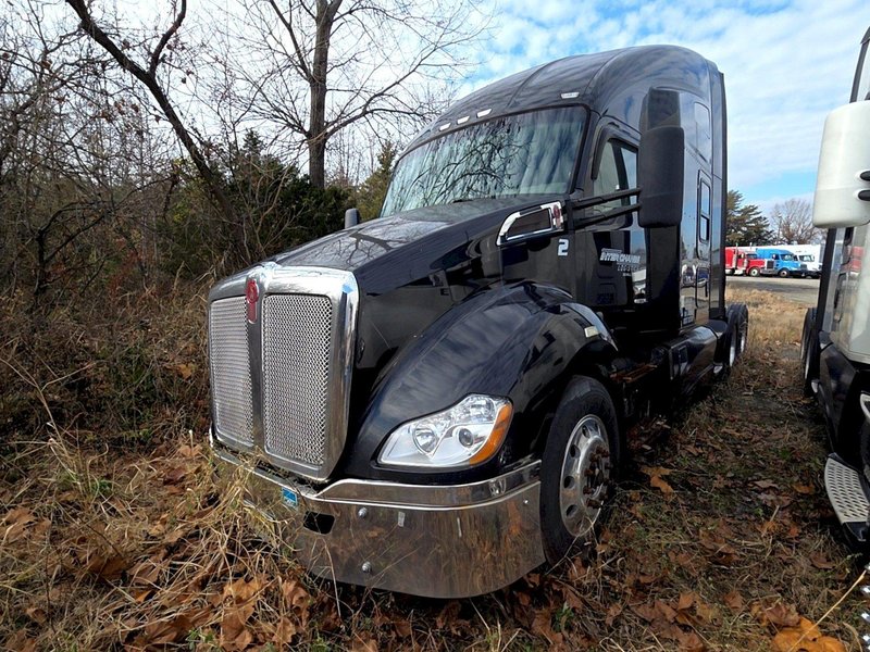Kenworth T680 Sleeper Truck, 2015 – PACCAR MX-13, Automated Transmission, 76″ Sleeper