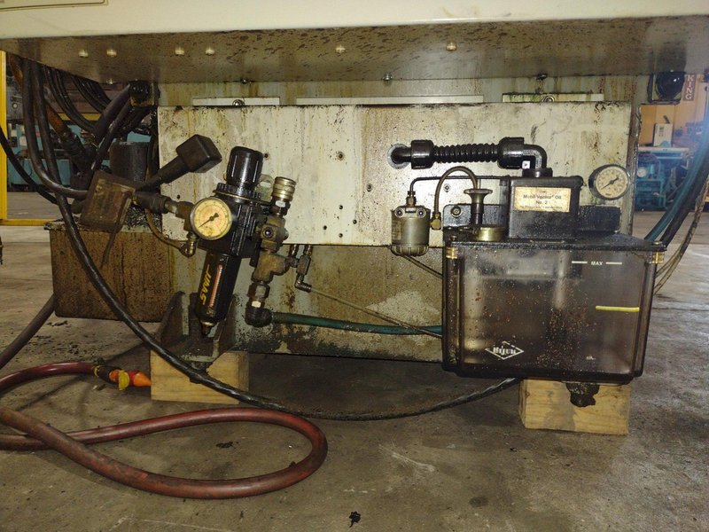 2002 HAAS MINI MILL VERTICAL CNC MACHINING CENTER: YOBRO #23844