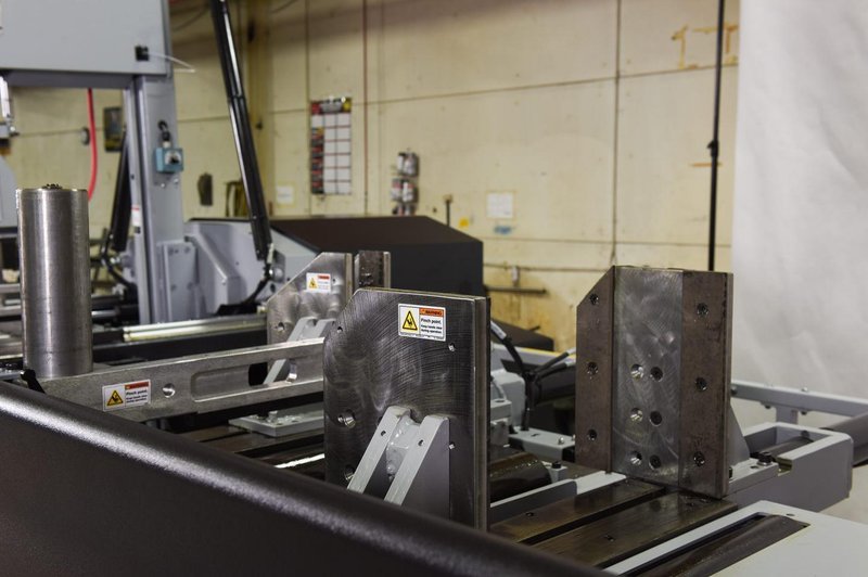 NEW - 18"H x 22"W HYD-MECH V-18APC-60 AUTOMATIC VERTICAL TILT FRAME BAND SAW