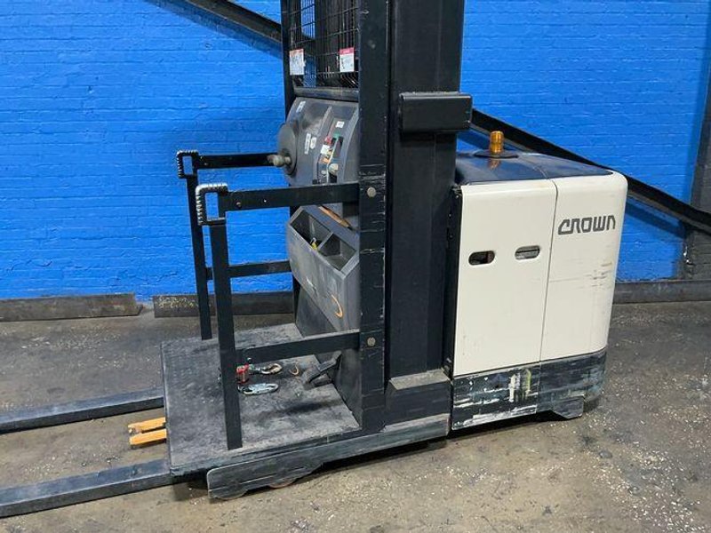 Crown 3000 Lbs Electric Order Picker - Sp3510-30