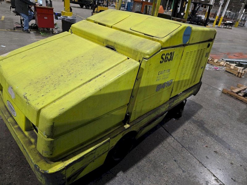 TENNANT 8410 LP FLOOR SCRUBBER USED