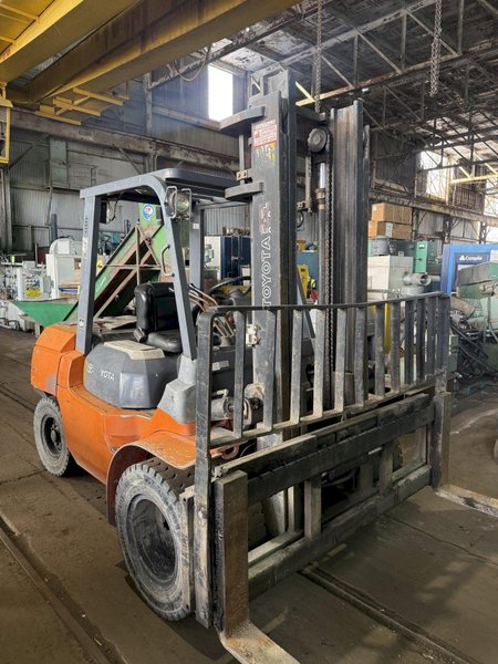 7300 LBS TOYOTA MODEL #7FGU35 DUAL FRONT TIRE GAS FORKLIFT: YOBRO #24550