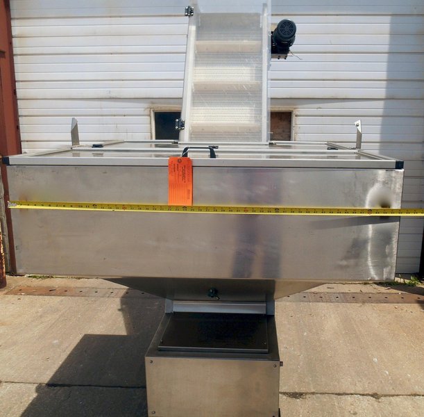 New England Machinery | S.S. Bottle Unscrambler w/ S.S Incline Conveyor