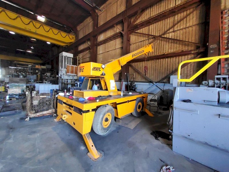 BRODERSON IC-80-3H BOOM LIFT