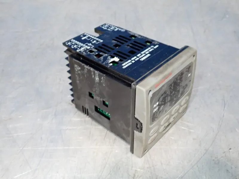 Honeywell  Udc2500 Controller  - Dc2500-ee-1a00-z10-00000-00-0