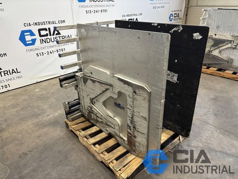 2022 - 2,640 LB. CASCADE MODEL 14J-CCS-2A-0074 HYDRAULIC CARTON CLAMP ATTACHMENT
