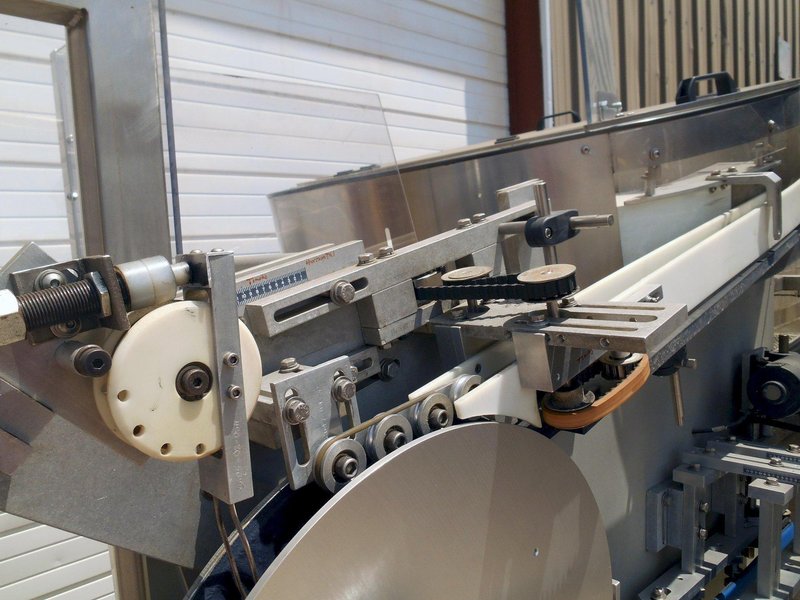 New England Machinery | S.S. Bottle Unscrambler w/ S.S Incline Conveyor