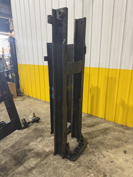 30,000 LBS SUPERIOR FAB MODEL #98-105-617 FORKLIFT MAST: YOBRO #23993