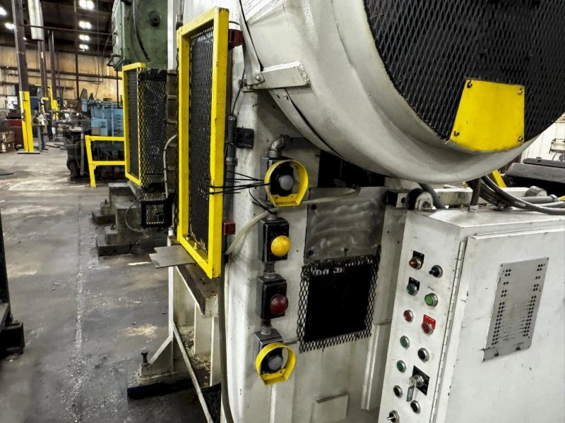 40 TON L&amp;J STRAIGHT SIDE PRESS: YOBRO #23910
