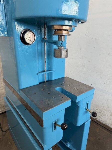 8 TON DENISON FG8C02 C-FRAME HYDRAULIC PRESS. STOCK #0256624