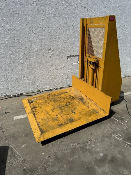 1000 LB AIR TECHNICAL INDUSTRIES MODEL # ZL3PC4848E  ZERO LOW LIFT TABLE: STOCK #78001