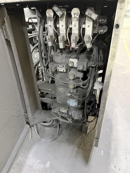 Hunter model hmp 20E shallow flask automatic molding machine s/n A97MPE1140 with light curtain, PLC controls, feed belt
