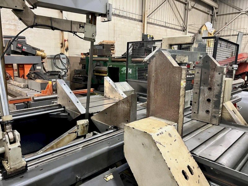 USED HYD-MECH 30" X 25" FULLY AUTOMATIC VERTICAL TILT FRAME BANDSAW MODEL V-25APC-120 WITH 62' OF POWERED CONVEYOR, Year: 2014