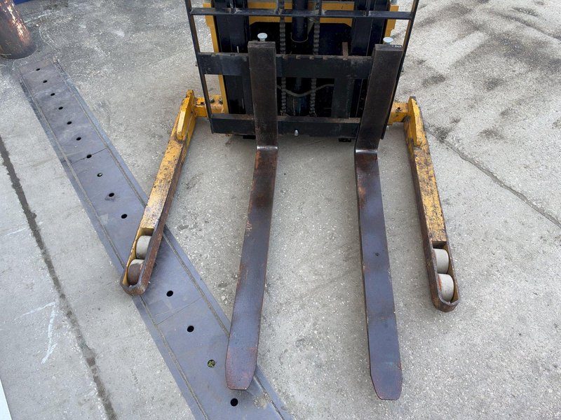 BIG JOE PDS-25-130 Walkie Straddle Lifter