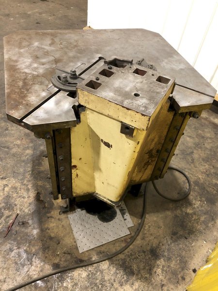 10" X 10" X 1/8" SAFAN MODEL #CN-250X3 HYDRAULIC NOTCHER: STOCK #19215
