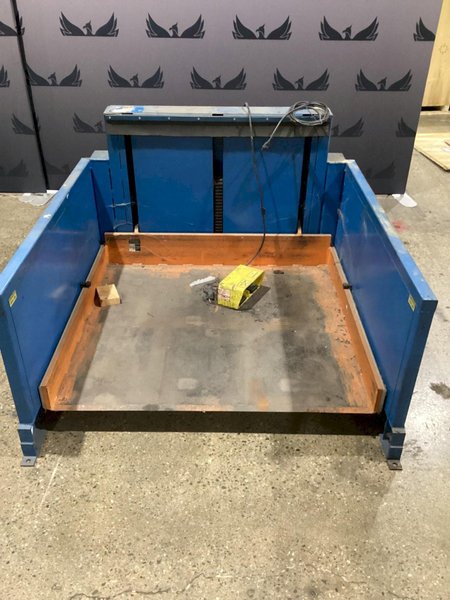 SOUTHWORTH ROLL C2.5-28 Platform Lifter w/ Foot Control 2500 lbs Capacity USED