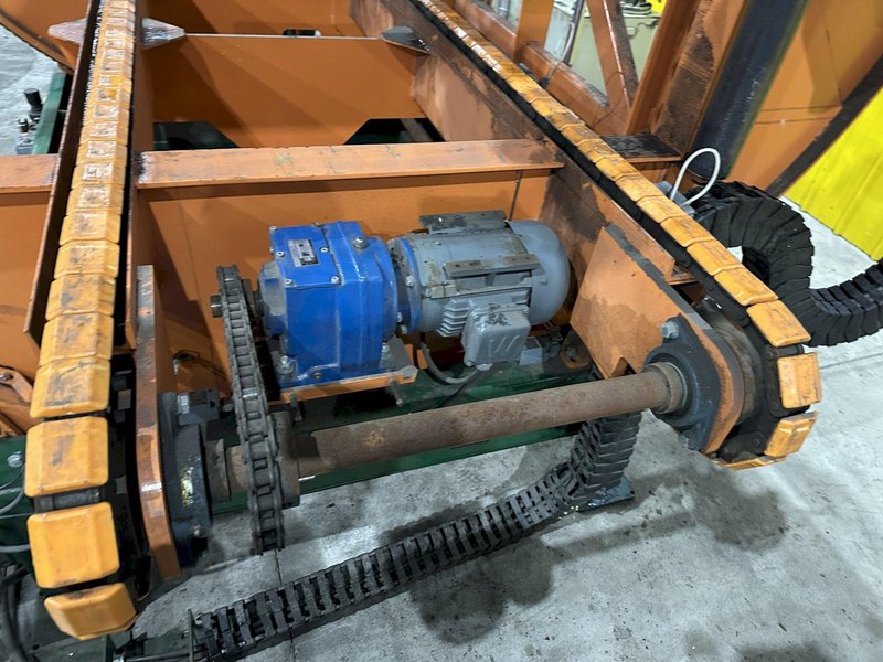 SWEED LOAD CLAMP &amp; TURNER / PACMAN FLIPPER SYSTEM WITH POWERED INFEED &amp; OUTFEED CONVEYORS: STOCK #22075
