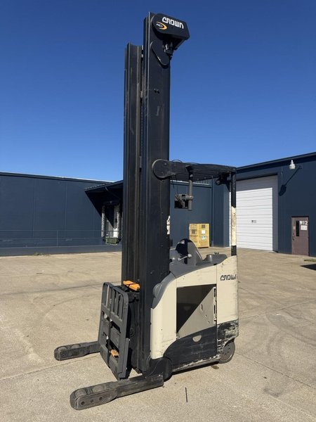 Crown RD5725-32 Electric Double Deep Reach Truck Forklift, 2022 – 3,200 LB Capacity, 36V Stand-Up Narrow Aisle (6)