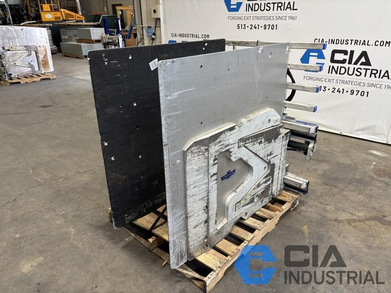 2022 - 2,640 LB. CASCADE MODEL 14J-CCS-2A-0074 HYDRAULIC CARTON CLAMP ATTACHMENT