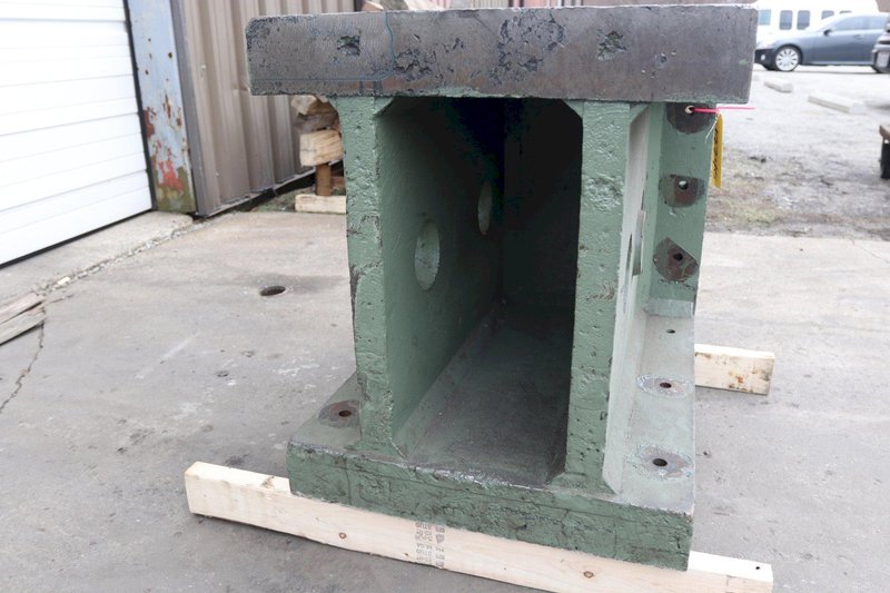 23" X 32" X 27" CAST ANGLE PLATE: STOCK #12240