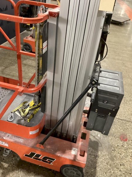JLG 12SP VERTICAL MAN LIFT USED