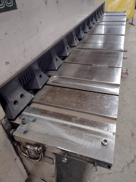 12' X 1/4" CINCINNATI NO. 2500X12 HYDRAULIC POWER SQUARING SHEAR. STOCK # 1006725