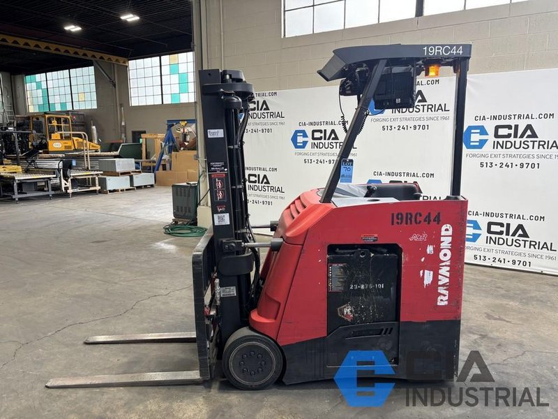 2019 - 3,500 LB. RAYMOND MODEL 425-C35TT STAND-UP ELECTRIC FORKLIFT