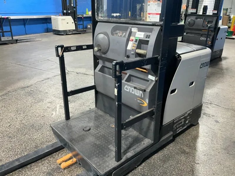 Crown 3000 Lbs Electric Order Picker - Sp3520-30