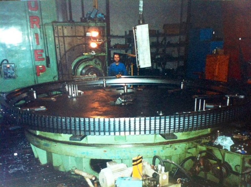 Turntable - dia 4200 mm x 80 ton