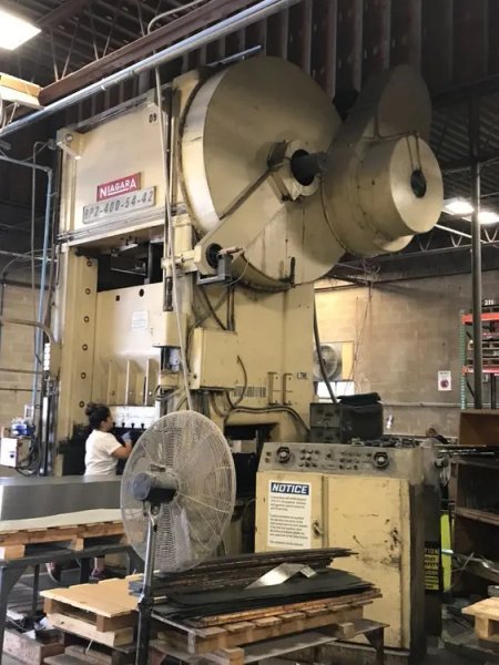 NIAGARA 400 TON SSDC PRESS, S/N 49184, STOCK# 13845J