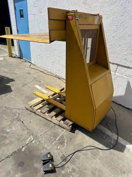 1000 LB AIR TECHNICAL INDUSTRIES MODEL # ZL3PC4848E  ZERO LOW LIFT TABLE: STOCK #78001